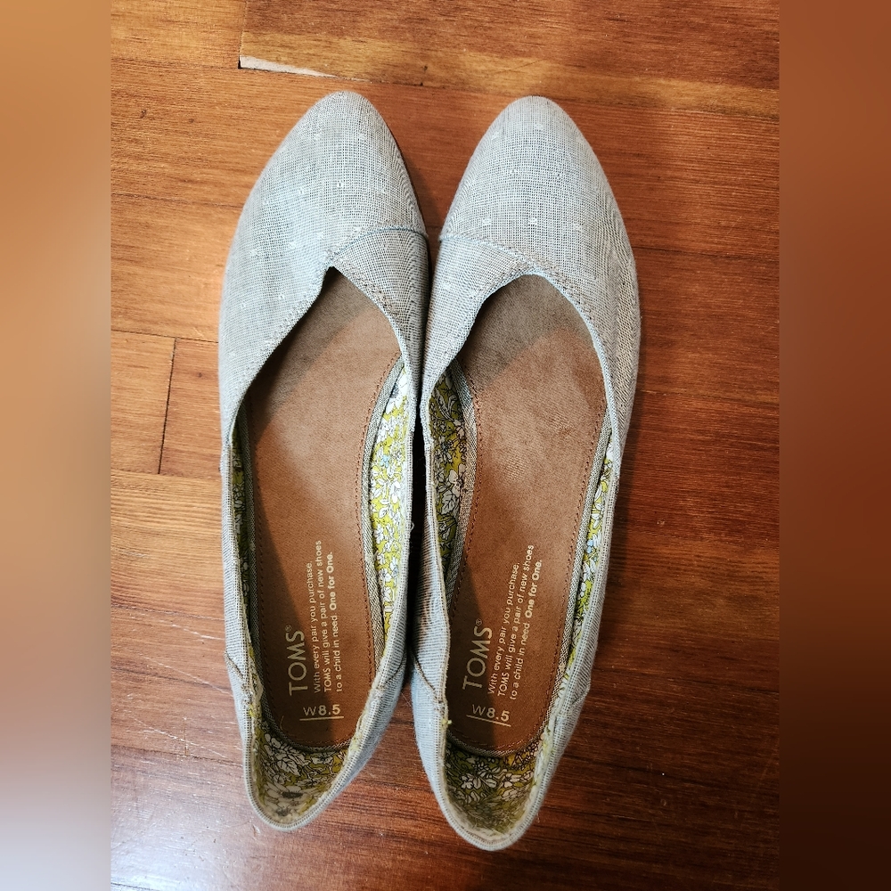 Cute Tom's Grey Flats